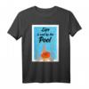 Life is cool by the Pool T-Shirt – Lustiges Sommer- und Strand-Shirt für Schwimmer, Poolfans & Wassersportler, perfektes Geschenk für Urlaub & Party