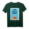 Life is cool by the Pool T-Shirt – Lustiges Sommer- und Strand-Shirt für Schwimmer, Poolfans & Wassersportler, perfektes Geschenk für Urlaub & Party