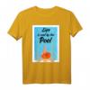 Life is cool by the Pool T-Shirt – Lustiges Sommer- und Strand-Shirt für Schwimmer, Poolfans & Wassersportler, perfektes Geschenk für Urlaub & Party