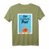 Life is cool by the Pool T-Shirt – Lustiges Sommer- und Strand-Shirt für Schwimmer, Poolfans & Wassersportler, perfektes Geschenk für Urlaub & Party