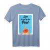 Life is cool by the Pool T-Shirt – Lustiges Sommer- und Strand-Shirt für Schwimmer, Poolfans & Wassersportler, perfektes Geschenk für Urlaub & Party
