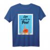 Life is cool by the Pool T-Shirt – Lustiges Sommer- und Strand-Shirt für Schwimmer, Poolfans & Wassersportler, perfektes Geschenk für Urlaub & Party