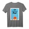 Life is cool by the Pool T-Shirt – Lustiges Sommer- und Strand-Shirt für Schwimmer, Poolfans & Wassersportler, perfektes Geschenk für Urlaub & Party