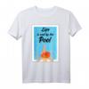 Life is cool by the Pool T-Shirt – Lustiges Sommer- und Strand-Shirt für Schwimmer, Poolfans & Wassersportler, perfektes Geschenk für Urlaub & Party