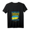 Damen T-Shirt 'Brauch keine Therapie ich muss nur nach Ukraine' mit V-Ausschnitt – Lustiges Outfit für Ukraine-Liebhaber & Urlaubsreisende
