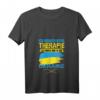 Damen T-Shirt 'Brauch keine Therapie ich muss nur nach Ukraine' mit V-Ausschnitt – Lustiges Outfit für Ukraine-Liebhaber & Urlaubsreisende