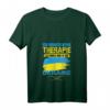 Damen T-Shirt 'Brauch keine Therapie ich muss nur nach Ukraine' mit V-Ausschnitt – Lustiges Outfit für Ukraine-Liebhaber & Urlaubsreisende