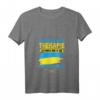 Damen T-Shirt 'Brauch keine Therapie ich muss nur nach Ukraine' mit V-Ausschnitt – Lustiges Outfit für Ukraine-Liebhaber & Urlaubsreisende