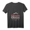 Wander Woman Damen T-Shirt mit V-Ausschnitt — Lustiges Bergmotiv & Geschenkidee für Frauen, Bergsteigerinnen & Naturliebhaberinnen