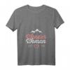 Wander Woman Damen T-Shirt mit V-Ausschnitt — Lustiges Bergmotiv & Geschenkidee für Frauen, Bergsteigerinnen & Naturliebhaberinnen