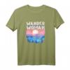 Wander Woman Design für Frauen beim Wandern - Lustiges T-Shirt für Berg- und Waldwanderinnen, ideales Geschenk für Freundinnen und Frauen, die gerne outdoors unterwegs sind