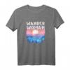 Wander Woman Design für Frauen beim Wandern - Lustiges T-Shirt für Berg- und Waldwanderinnen, ideales Geschenk für Freundinnen und Frauen, die gerne outdoors unterwegs sind