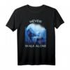 Never. Walk. Alone | Lustiges Hundespaziergang T-Shirt für Hundehalter, Gassi-Geher & Hundeliebhaber – Perfektes Geschenk zum Geburtstag & Weihnachten
