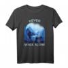 Never. Walk. Alone | Lustiges Hundespaziergang T-Shirt für Hundehalter, Gassi-Geher & Hundeliebhaber – Perfektes Geschenk zum Geburtstag & Weihnachten