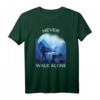 Never. Walk. Alone | Lustiges Hundespaziergang T-Shirt für Hundehalter, Gassi-Geher & Hundeliebhaber – Perfektes Geschenk zum Geburtstag & Weihnachten