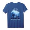 Never. Walk. Alone | Lustiges Hundespaziergang T-Shirt für Hundehalter, Gassi-Geher & Hundeliebhaber – Perfektes Geschenk zum Geburtstag & Weihnachten