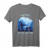 Never. Walk. Alone | Lustiges Hundespaziergang T-Shirt für Hundehalter, Gassi-Geher & Hundeliebhaber – Perfektes Geschenk zum Geburtstag & Weihnachten