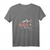 WanderWoman Damen T-Shirt mit V-Ausschnitt für Bergliebhaberinnen – Lustiges Trekking-Shirt mit Edelweiß & Bergmotiven, perfekt für Gipfelstürmer & Bergurlaub