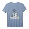 Kleiner Schneemann mit Besen Wintermotiv T-Shirt – Kuscheliges Weihnachts- und Wintergeschenk für Kinder, Jungen und Mädchen