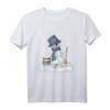 Kleiner Schneemann mit Besen Wintermotiv T-Shirt – Kuscheliges Weihnachts- und Wintergeschenk für Kinder, Jungen und Mädchen
