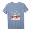 Niedliche drei Gartenzwerge Weihnachts-T-Shirt mit Winterbaum - Perfekt für Familie, Schule, Arbeit & festliche Anlässe