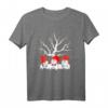 Niedliche drei Gartenzwerge Weihnachts-T-Shirt mit Winterbaum - Perfekt für Familie, Schule, Arbeit & festliche Anlässe