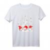 Niedliche drei Gartenzwerge Weihnachts-T-Shirt mit Winterbaum - Perfekt für Familie, Schule, Arbeit & festliche Anlässe